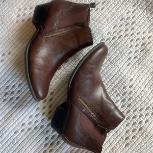 Unisa Zippered Bootie 10 Wide